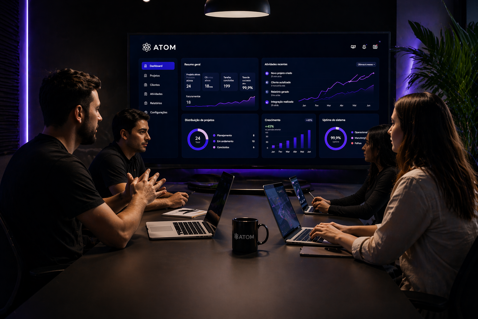 Equipe da Atom em reuni&atilde;o de alinhamento